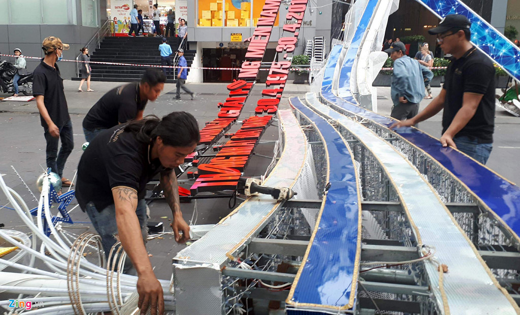 Hiện trường cổng chào phố đi bộ Nguyễn Huệ đổ sập, đè người đi đường